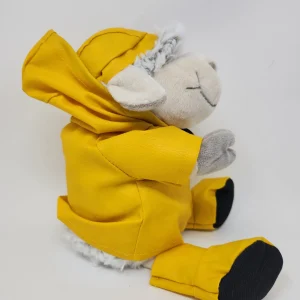 „Wolle“ das Schaf im Regenmantel