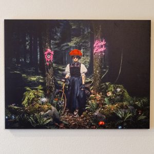 Heimatfotos-Wandbild „SchwarzwaldMarie Fahrrad“ auf Holz 80 x 60 cm