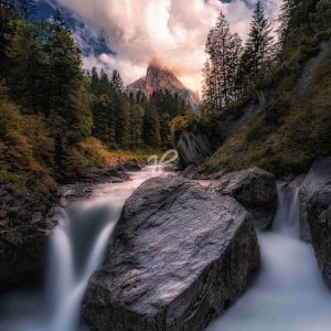 Ein Fels im Rychenbach im Rosenlauital im Berner Oberland im Sommer