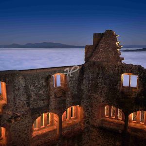 Burgruine Geroldseck bei Nacht und Nebel