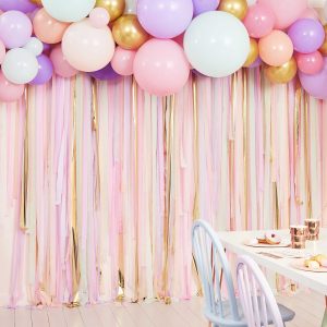 Ballongirlande mit Luftschlangen