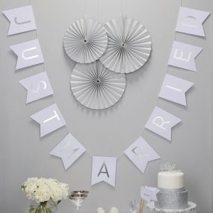 Girlande “Just Married” weiss mit silberner Schrift