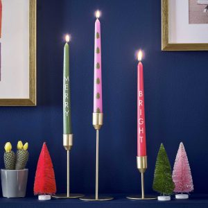 Fröhlich leuchtende Weihnachtskerzen