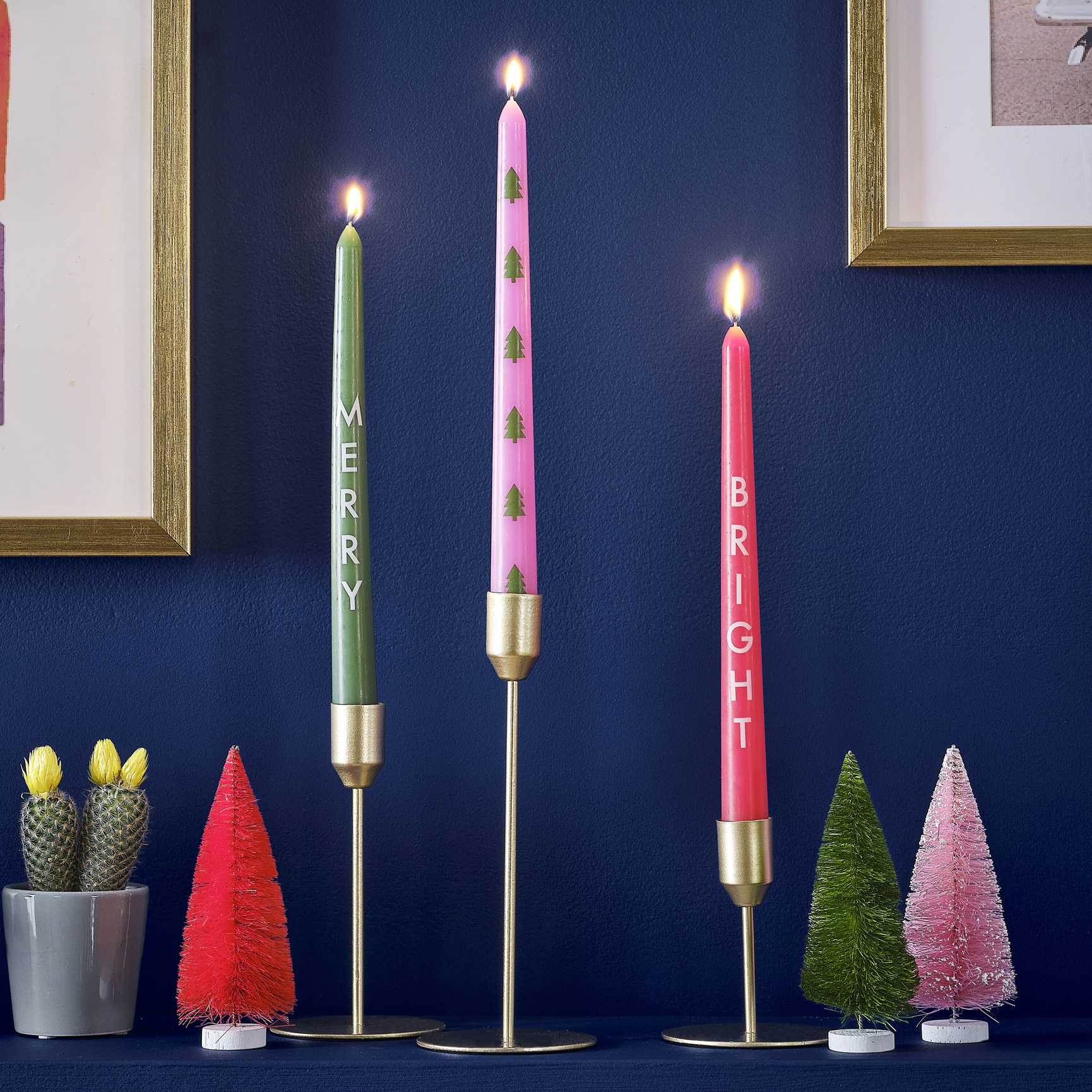 Fröhlich leuchtende Weihnachtskerzen – Bild 2